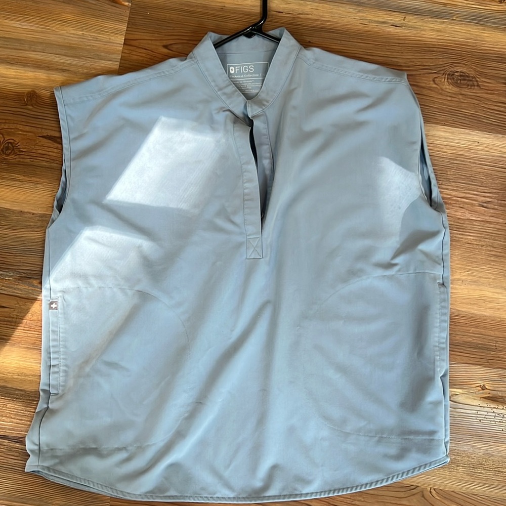 Figs scrub top size large